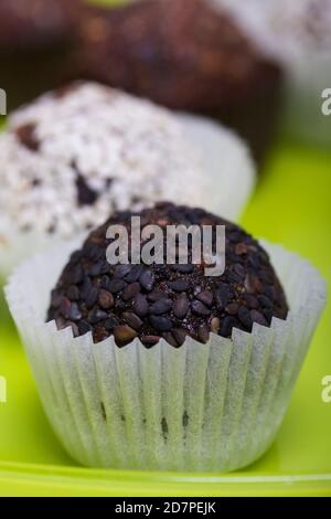 Frutta secca e caramelle alla frutta secca. Prodotto a casa in isolamento durante l'epidemia. Foto Stock