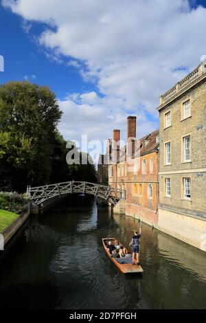 Persone punting sul fiume Cam sotto il Mathematical Bridge e Queen's College, Cambridge City, Inghilterra Foto Stock