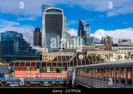 London Bridge City Pier che guarda di fronte al quartiere finanziario della City of London inc Walkie Talkie. I servizi di River Bus e Riverboat fermano al molo. Foto Stock