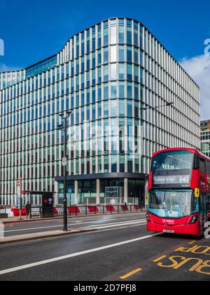 Wells Fargo European HQ London - un autobus di Londra passa accanto al Wells Fargo Building, 33 King William Street, Londra. Architetti JRA 2018. Foto Stock