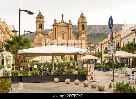Terrasini, Sicilia, Italia - 25 settembre 2020: Veduta della Chiesa di Santa Maria Santissima delle grazie in Piazza Duomo nel centro di Terrasini, provincia Foto Stock