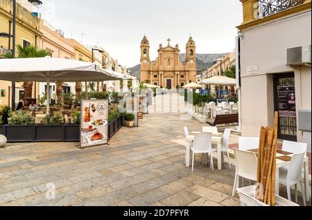Terrasini, Sicilia, Italia - 25 settembre 2020: Vista su Piazza Duomo con bar all'aperto, ristoranti e Chiesa nel centro di Terrasini, provincia di Foto Stock