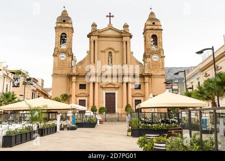 Terrasini, Sicilia, Italia - 25 settembre 2020: Veduta della Chiesa di Santa Maria Santissima delle grazie in Piazza Duomo nel centro di Terrasini, provincia Foto Stock
