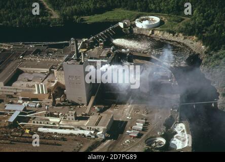 Northwest Paper Company sul fiume St. Louis a Cloquet scarica fumo nell'aria e liquore di solfito nel fiume (in o vicino a Duluth Minnesota) ca. 1973 Foto Stock