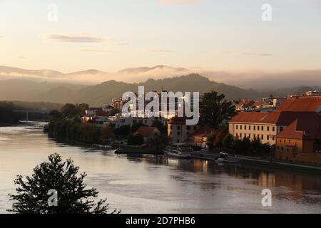 La città di Maribor presso il fiume Drava in Oriente Slovenia Foto Stock