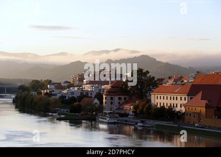 La città di Maribor presso il fiume Drava in Oriente Slovenia Foto Stock