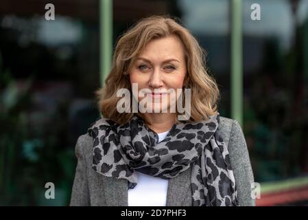 Ritratto di una bella donna bionda, 55 anni, sorridente. Foto Stock
