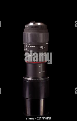 Obiettivo macro zoom professionale 70 mm - 300 mm per Fotocamere DSLR isolate su sfondo nero Foto Stock