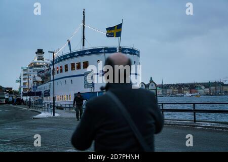 Stoccolma - 02/06/2017: Vista posteriore di un uomo di fronte al Birger Jarl skybar a Katarinavägen Foto Stock