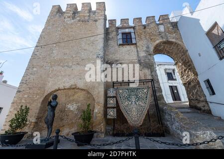 Puerta de Sancho IV e scultura a Juan Relinque, di Antonio Mota, a Vejer de la Frontera, provincia di Cadice, Andalusia, Spagna Foto Stock