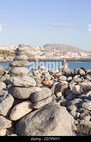Closeup di pile di pietre bilanciate, accatastate in una piramide su una spiaggia in Costa Adeje, Tenerife, Isole Canarie Foto Stock