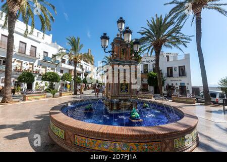 Fontana con rane in Plaza de España o Plaza de los Pescaítos, Vejer de la Frontera, provincia di Cadice, Andalusia, Spagna Foto Stock