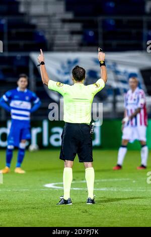 ZWOLLE - 24-10-2020, MAC3PARK stadion. Calcio olandese, eredivisie, stagione 2020-2021. Arbitro Martin Perez VAR momento durante la partita PEC - Willem II Credito: Pro Shots/Alamy Live News Foto Stock