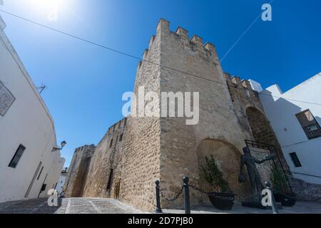 Puerta de Sancho IV e scultura a Juan Relinque, di Antonio Mota, a Vejer de la Frontera, provincia di Cadice, Andalusia, Spagna Foto Stock
