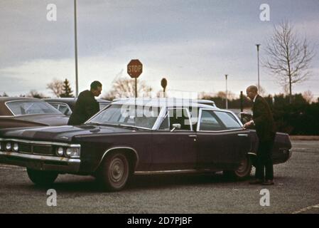 Parcheggio gratuito al centro commerciale Montgomery. Alcuni pendolari si uniscono alla piscina; qui, alcuni autobus espresso di corsa ca. 1973 Foto Stock