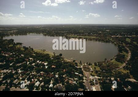 Vista aerea mostra lo sviluppo denso intorno al lago Nokomis della città (in o vicino Minneapolis) ca. 1973 Foto Stock