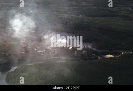 Northwest Paper Company a Cloquet; Minnesota; sul fiume St. Louis. Lo scarico dalla pila di fumo sale da 800 a 1000 piedi coperte di fumo un'area di otto a dieci miglia (in o vicino a Duluth Minnesota) ca. 1973 Foto Stock