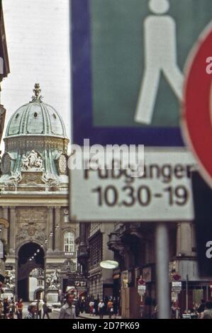Via Kohlmarkt; famosa per i suoi negozi e caffè argentei; termina a michaels per; la porta principale per il palazzo imperiale degli asburgo. La strada è una zona pedonale per la maggior parte del giorno (Vienna) ca. 1973 Foto Stock