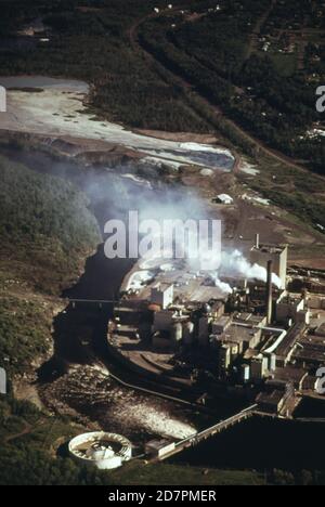 Northwest Paper Company sul fiume St. Louis a Cloquet scarica fumo nell'aria e liquore di solfito nel fiume (in o vicino a Duluth Minnesota) ca. 1973 Foto Stock