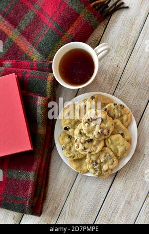 Biscotti caldi fatti in casa freschi per rilassarsi e gustare con il tè e buon libro sui pomeriggi invernali freddi blocco a casa Foto Stock