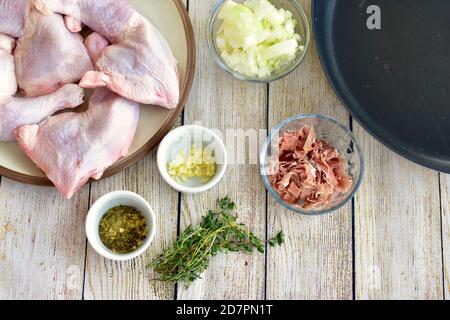 Ingredienti freschi misurati e tagliati a cubetti pronti per la preparazione gourmet delizioso stufati fatti in casa per cene in famiglia Foto Stock