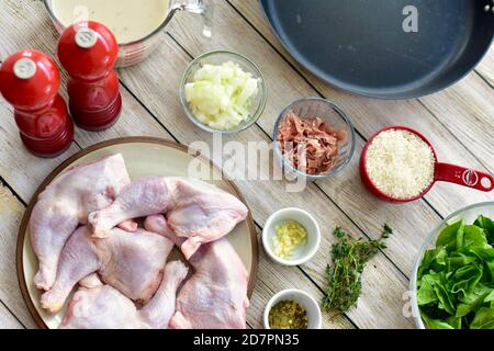 Ingredienti freschi misurati e tagliati a cubetti pronti per la preparazione gourmet delizioso stufati fatti in casa per cene in famiglia Foto Stock