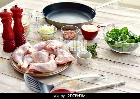 Ingredienti freschi misurati e tagliati a cubetti pronti per la preparazione gourmet delizioso stufati fatti in casa per cene in famiglia Foto Stock