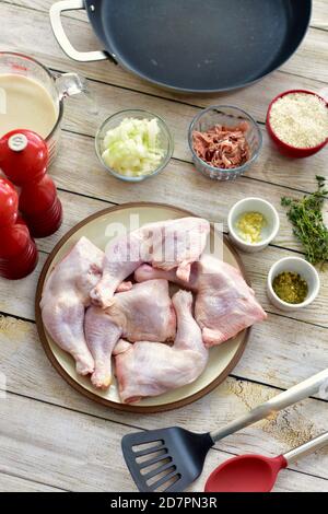 Ingredienti freschi misurati e tagliati a cubetti pronti per la preparazione gourmet delizioso stufati fatti in casa per cene in famiglia Foto Stock