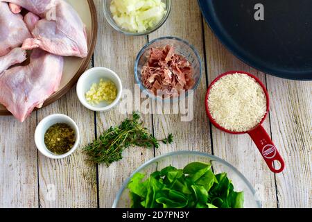 Ingredienti freschi misurati e tagliati a cubetti pronti per la preparazione gourmet delizioso stufati fatti in casa per cene in famiglia Foto Stock