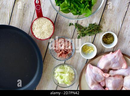 Ingredienti freschi misurati e tagliati a cubetti pronti per la preparazione gourmet delizioso stufati fatti in casa per cene in famiglia Foto Stock