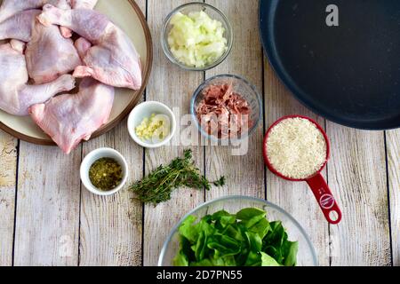 Ingredienti freschi misurati e tagliati a cubetti pronti per la preparazione gourmet delizioso stufati fatti in casa per cene in famiglia Foto Stock