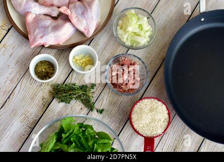 Ingredienti freschi misurati e tagliati a cubetti pronti per la preparazione gourmet delizioso stufati fatti in casa per cene in famiglia Foto Stock