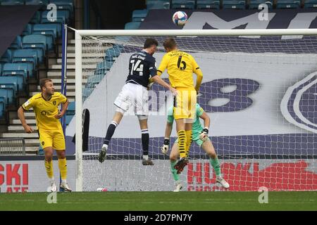 Londra, Regno Unito. 24 Ott 2020. Scott Malone of Millwall si dirige verso il traguardo, ma può colpire il bar solo durante la partita EFL Sky Bet Championship tra Millwall e Barnsley al Den, Londra, Inghilterra, il 24 ottobre 2020. Foto di Ken Sparks. Solo per uso editoriale, è richiesta una licenza per uso commerciale. Nessun utilizzo nelle scommesse, nei giochi o nelle pubblicazioni di un singolo club/campionato/giocatore. Credit: UK Sports Pics Ltd/Alamy Live News Foto Stock