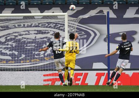 Londra, Regno Unito. 24 Ott 2020. Scott Malone of Millwall si dirige verso il traguardo, ma può colpire il bar solo durante la partita EFL Sky Bet Championship tra Millwall e Barnsley al Den, Londra, Inghilterra, il 24 ottobre 2020. Foto di Ken Sparks. Solo per uso editoriale, è richiesta una licenza per uso commerciale. Nessun utilizzo nelle scommesse, nei giochi o nelle pubblicazioni di un singolo club/campionato/giocatore. Credit: UK Sports Pics Ltd/Alamy Live News Foto Stock