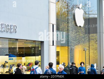Persone in attesa all'esterno dell'Apple Store. Foto Stock