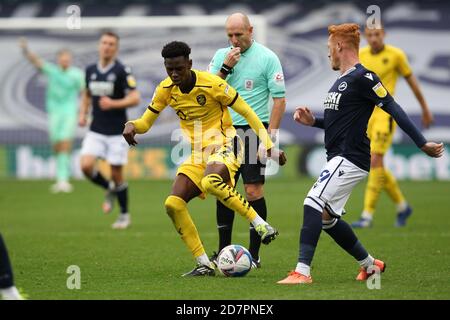 Londra, Regno Unito. 24 Ott 2020. Clarke Oduor di Barnsley in azione durante la partita EFL Sky Bet Championship tra Millwall e Barnsley al Den, Londra, Inghilterra, il 24 ottobre 2020. Foto di Ken Sparks. Solo per uso editoriale, è richiesta una licenza per uso commerciale. Nessun utilizzo nelle scommesse, nei giochi o nelle pubblicazioni di un singolo club/campionato/giocatore. Credit: UK Sports Pics Ltd/Alamy Live News Foto Stock