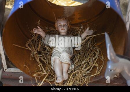 Gesù bambino che si posa in una culla di paglia Foto Stock