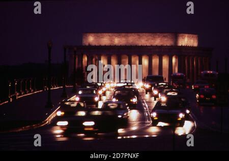 Guardando verso est sul Memorial Bridge durante il traffico serale dell'ora di punta. Lincoln Memorial in background ca. 1973 Foto Stock