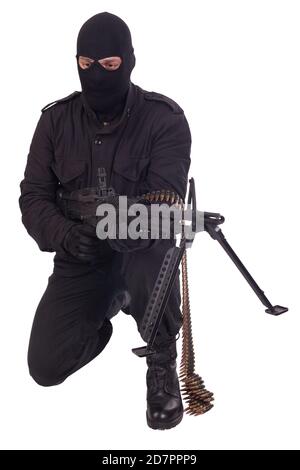 militante in uniforme nera con mitragliatrice isolata su bianco sfondo Foto Stock