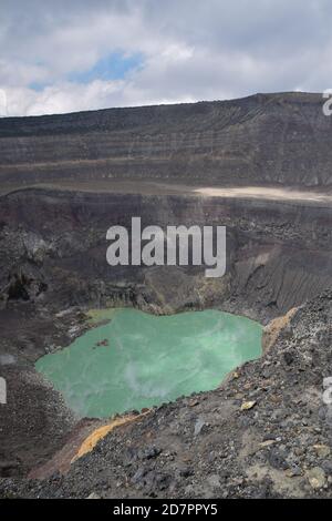 Enorme cratere del vulcano Santa Ana (Salvador) con lago all'interno Foto Stock