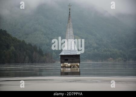 Chiesa sommersa a Geamana, Romania Foto Stock