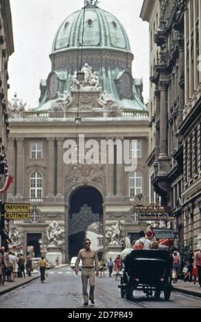 Kohlmarkt Street; famosa per i suoi negozi di argenteria e caffè; termina a michaels for; la porta principale per il palazzo imperiale degli Hapsburgo (Vienna) ca. 1973 Foto Stock