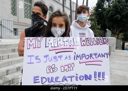 Los Angeles, California, Stati Uniti. 24 Ott 2020. Membro di My Children, My Choice, Apri le nostre scuole, partecipa a un rally nel centro di Los Angeles, sabato 24 ottobre 2020. Credit: Ringo Chiu/ZUMA Wire/Alamy Live News Foto Stock