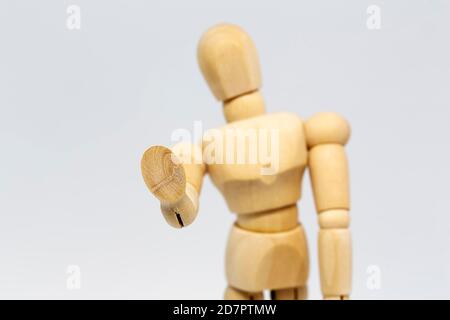 Bambola di legno, bambola articolata che si stende la mano, gesto, immagine simbolica di mantenere la distanza nella crisi di Corona, Germania Foto Stock