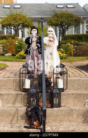 Halloween, decorazione di fronte a una casa, due scheletri, coppia nuziale, sposa e sposo in piedi su una scala con lanterne, Ogunquit, York Foto Stock