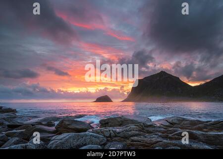 Tramonto atmosferico e paesaggio costiero sulle isole Lofoten, Haukland Strand, Vestvagoy, Lofoten, Nordland, Norvegia Foto Stock