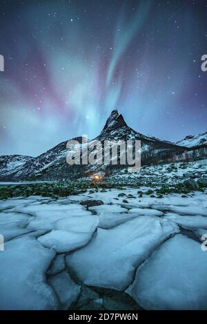 Cima della montagna (Aurora borealis) Stetind, paesaggio artico invernale, vista notturna, cielo stellato, aurora boreale, , davanti galleggianti di ghiaccio Foto Stock