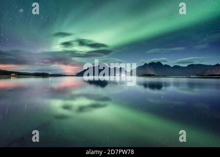 Baia (Aurora borealis) vista notturna, cielo stellato, aurora boreale, aurora boreale, riflesso nel mare, Straumen, Nordland, Norvegia Foto Stock