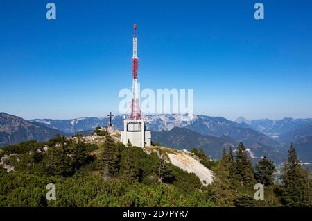 Stazione radio con Franz Josef Kreuz sulla cima della montagna, Berg Katrin, Bad Ischl, Salzkammergut, Austria superiore Foto Stock