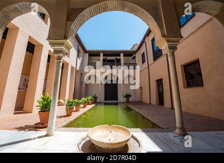 Patio, Casa de Zafra, vecchia casa moresca con cortile interno e pozzo, Granada, Andalusia, Spagna Foto Stock